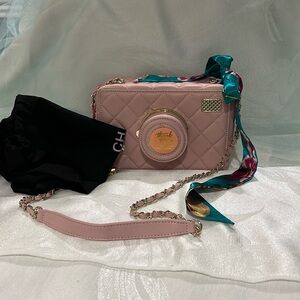 Camera bag you need to CC her to believe it! Brand new crossbody